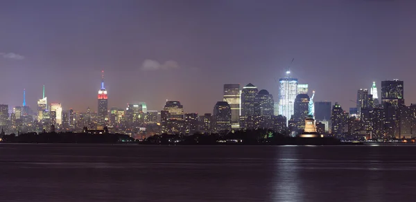 New Yorks nedre manhattan skyline på natten — Stockfoto