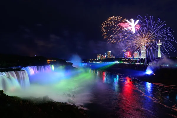 Niagara falls en vuurwerk — Stockfoto