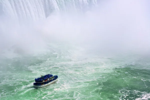Watervallen en boot — Stockfoto