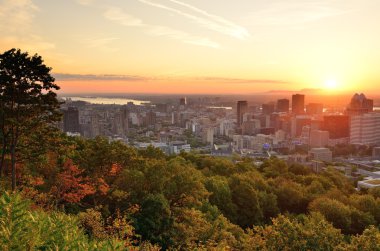 Montreal gündoğumu mont royal şehir manzarası ile görüntülendi