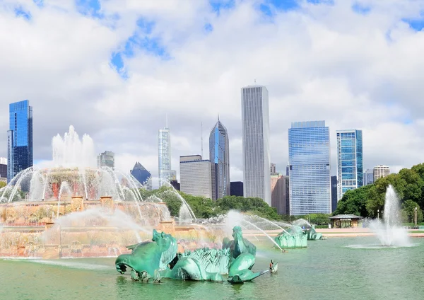 Chicagoer Skyline mit Buckingham-Brunnen — Stockfoto
