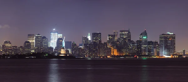 New Yorks nedre manhattan skyline på natten — Stockfoto