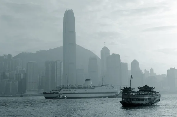 Hong kong skyline met boten — Stockfoto