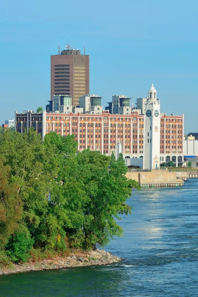 Montreal stadssilhuetten över floden — Stockfoto