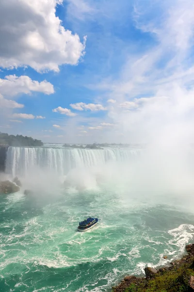Watervallen en boot — Stockfoto