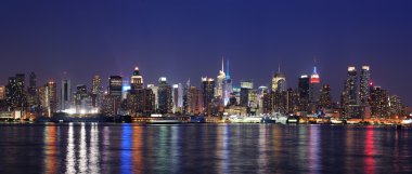 New York'un manhattan midtown alacakaranlıkta manzarası