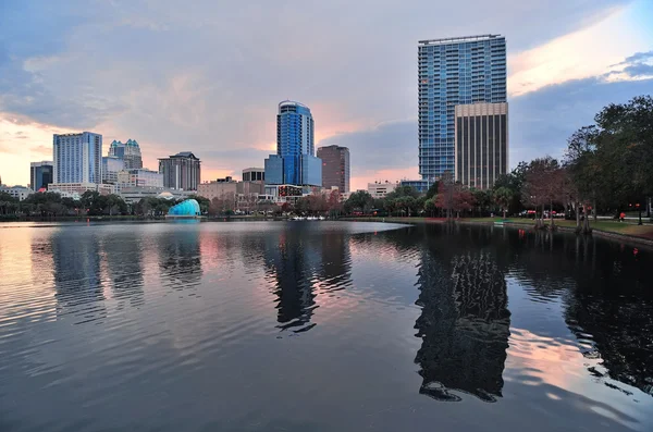 Orlando zonsondergang over lake eola — Stockfoto