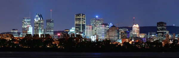 Монреаль над річкою в сутінках — стокове фото