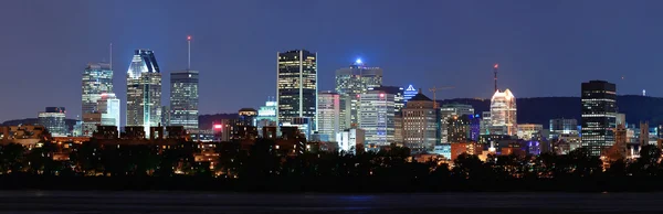 Montreal över floden i skymningen — Stockfoto