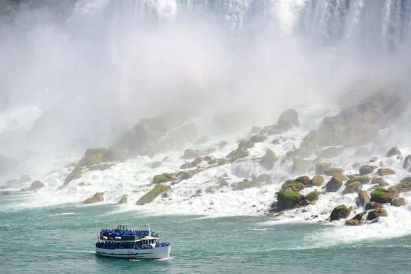 Niagarské vodopády s lodí — Stock fotografie