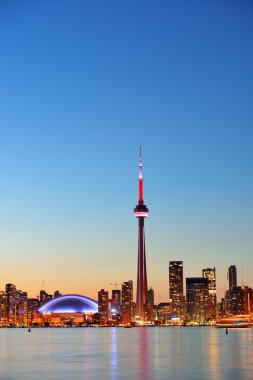 Toronto günbatımı Gölü Panoraması ile kentsel silüeti üzerinde.
