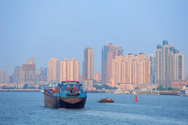 Shanghai rivière Huangpu avec bateau — Photo