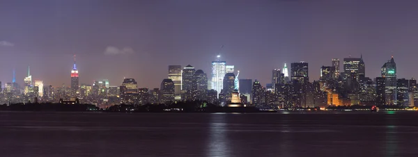 夜にニューヨーク市のより低いマンハッタンのスカイライン — ストック写真