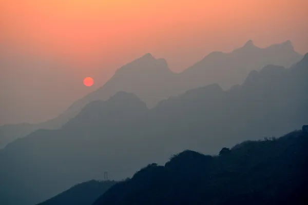 Pôr do sol sobre montanhas — Fotografia de Stock