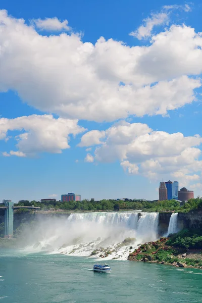 Niagara stürzt mit Boot — Stockfoto