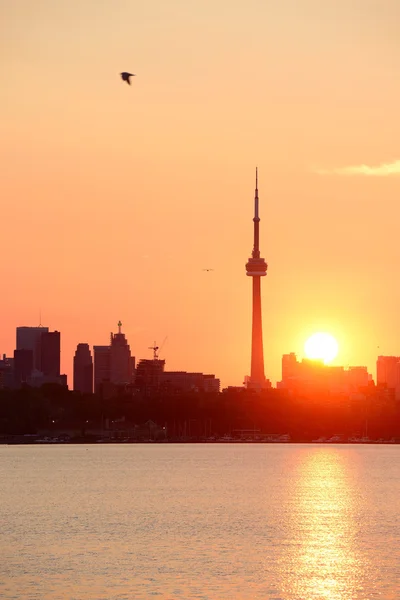 Toronto gündoğumu silueti kırmızı tonlu göl üzerinde. — Stok fotoğraf