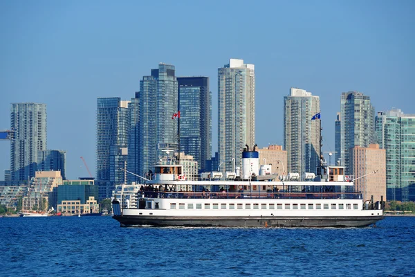 Skyline de Toronto con barco, arquitectura urbana y cielo azul — Foto de Stock