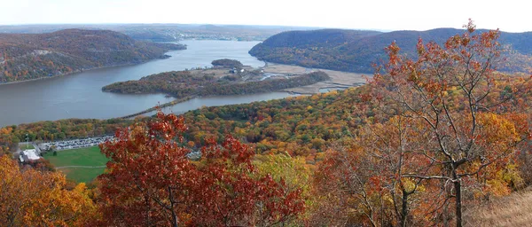 Bergpanorama aus der Luft mit Fluss — Stockfoto