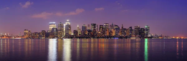 New York'un manhattan alacakaranlıkta panorama — Stok fotoğraf