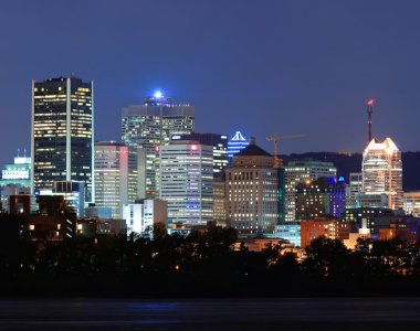 Montreal alacakaranlıkta Nehri üzerinde