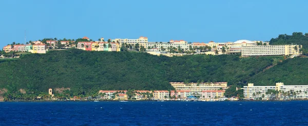 Edifícios, mar e montanha — Fotografia de Stock