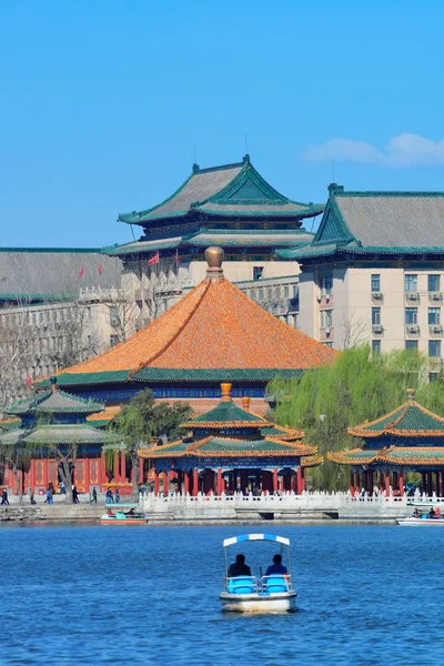 Beihai park panorama s historickou architekturou v Pekingu — Stock fotografie