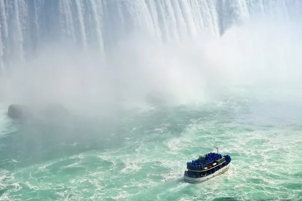 Waterfalls and boat — Stock Photo, Image