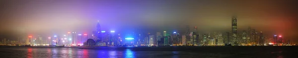 Hong Kong na noite nebulosa — Fotografia de Stock