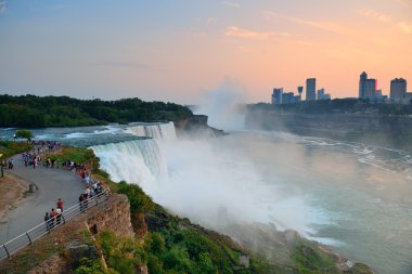 Niagara falls closeup alacakaranlıkta