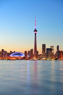 Toronto günbatımı Gölü Panoraması ile kentsel silüeti üzerinde.