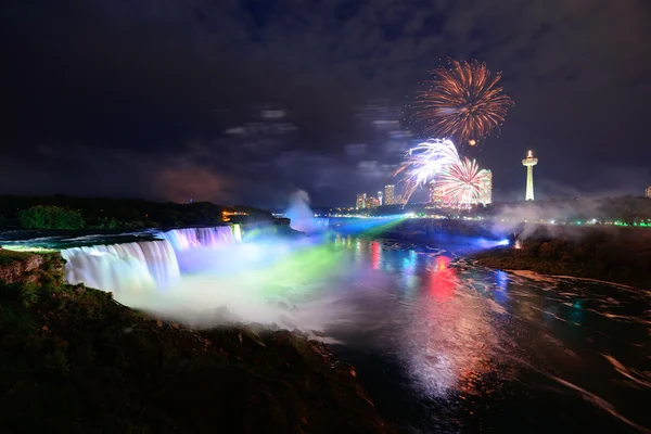 Niagara falls en vuurwerk — Stockfoto