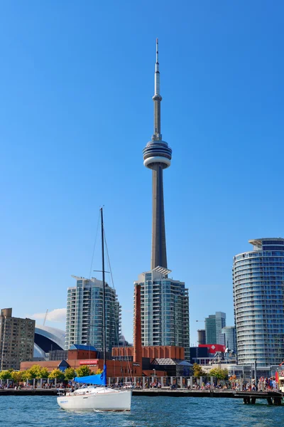 Toronto skyline-tóra, a városi építészet és a kék ég a nap — Stock Fotó