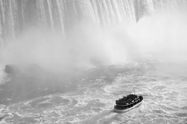 Wasserfälle und Boot — Stockfoto