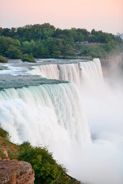 Niagara falls close-up in de schemering — Stockfoto