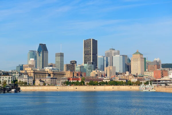 Montreal City Skyline über dem Fluss — Stockfoto