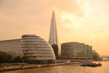 Londra'da thames Nehri üzerinde kentsel mimari.