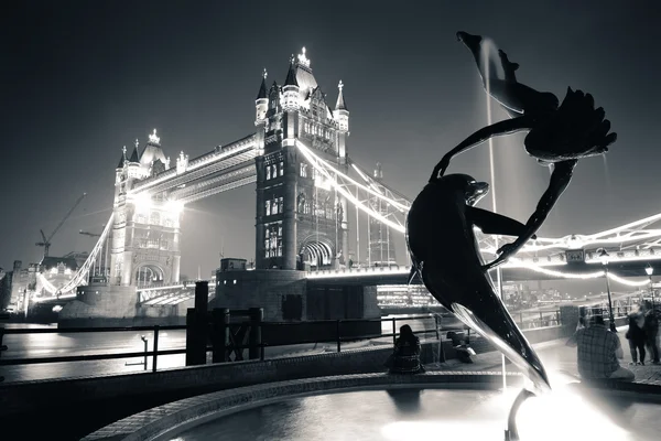 Tower Bridge e statua — Foto Stock