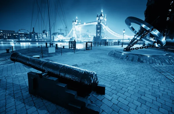 Cannon and Tower Bridge — Stock Photo, Image