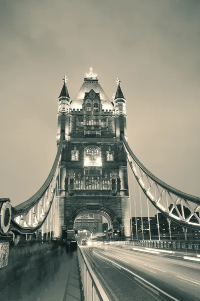 Turmbrücke in schwarz-weiß — Stockfoto