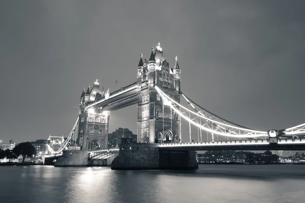 Mostu Tower bridge nocą w czerni i bieli — Zdjęcie stockowe