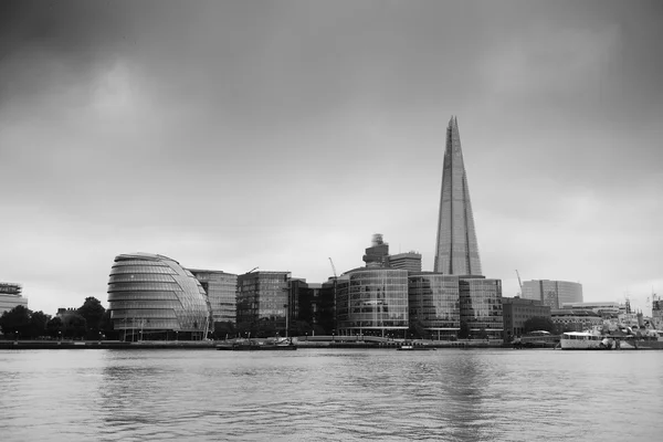 Urban architecture over Thames River in London in black and white. — Stock Photo, Image