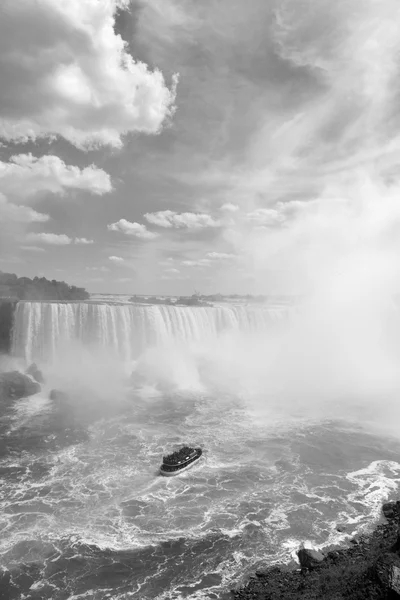 Waterfalls and boat — Stock Photo, Image