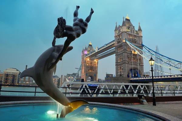 Tower Bridge and statue — Stock Photo, Image