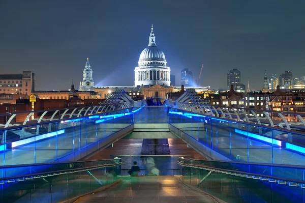 Millennium bridge och st pauls — Stockfoto