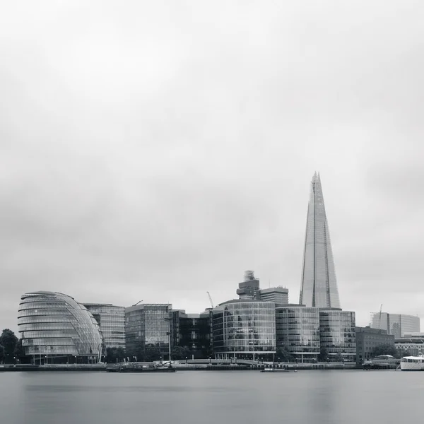 Arquitetura urbana sobre o Rio Tamisa em Londres em preto e branco . — Fotografia de Stock