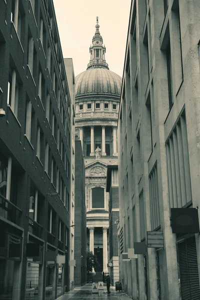 St Pauls Cathedral in street — Stock Photo, Image