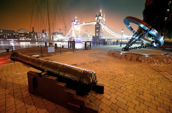 Cannon and Tower Bridge — Stock Photo, Image