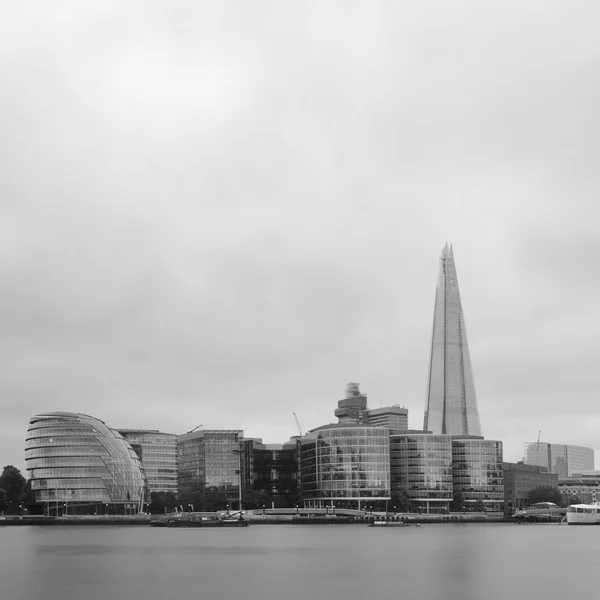 Byarkitektur over Thames River i London – stockfoto