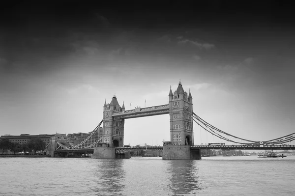 Tower Bridge in black and white — Stock Photo, Image