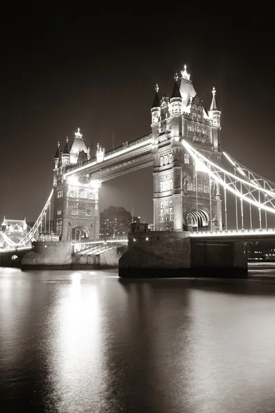 Tower Bridge à noite em preto e branco — Fotografia de Stock